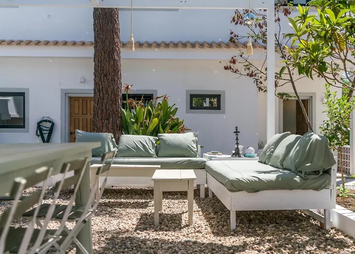Spacious Garden & Cinema Costa Da Caparica | By Airnest *