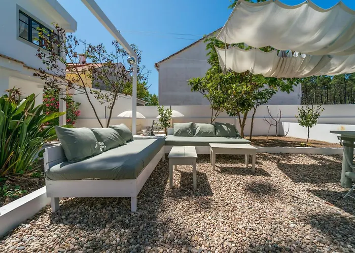 Spacious Garden & Cinema Costa Da Caparica | By Airnest * 차르네카