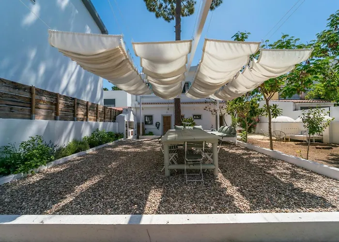 Spacious Garden & Cinema Costa Da Caparica | By Airnest 빌라 차르네카