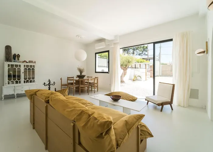 Spacious Garden & Cinema Costa Da Caparica | By Airnest 차르네카