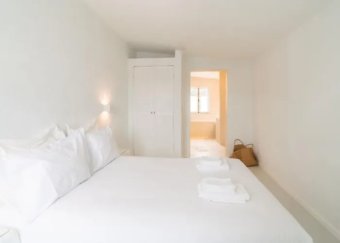 Spacious Garden & Cinema Costa Da Caparica | By Airnest