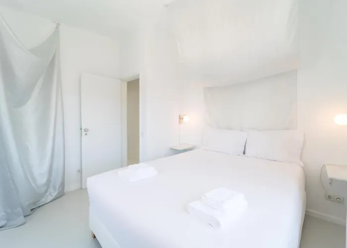 Spacious Garden & Cinema Costa Da Caparica | By Airnest 차르네카