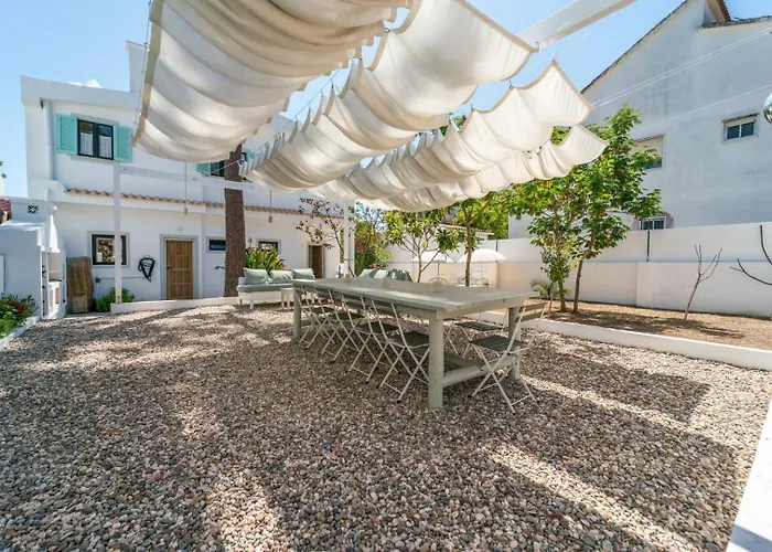 Spacious Garden & Cinema Costa Da Caparica | By Airnest