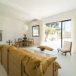 Spacious Garden & Cinema Costa Da Caparica | By Airnest Charneca (Setubal)